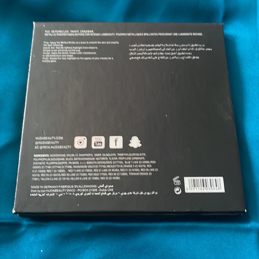 HudaBeauty highlighter palette - Picture 2 of 5